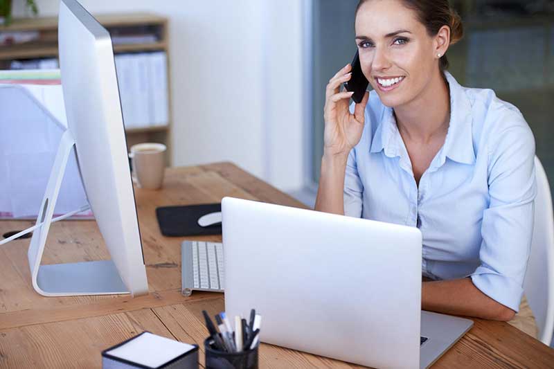 Asesora de Eternal Hair Clinic atendiendo una consulta telefónica