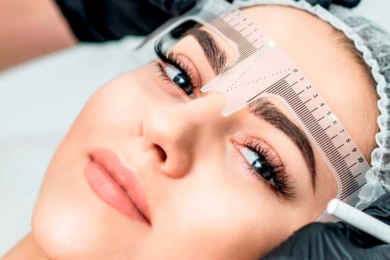 Mujer en diseño previo para injerto de cejas en clínica capilar especializada