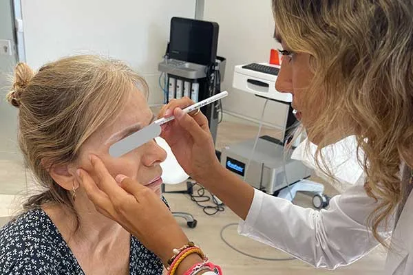 Dra. Daniela Medina Ortega diseñando injerto de cejas en paciente femenina en Eternal Hair Clinic