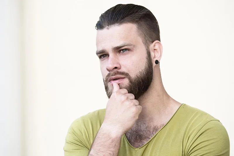 Hombre con barba uniforme tras injerto capilar en Eternal Hair Clinic